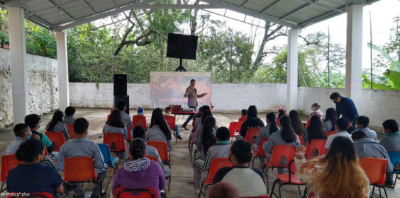 Llega cuentacuentos a la localidad de Baxtla