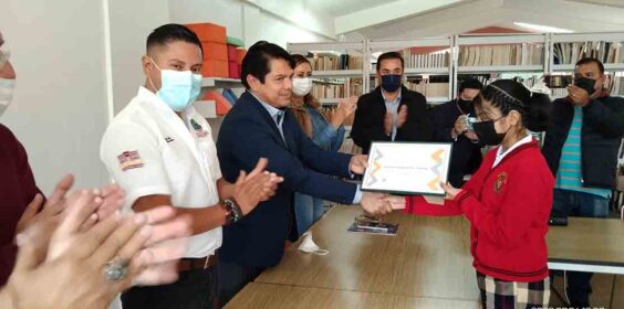 Entrega Gobierno de Teocelo reconocimiento a alumna de la comunidad de Teczin.