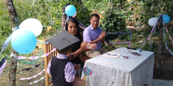 Celebran autoridades municipales y comunidad de El Zapote a único niño egresado de preescolar