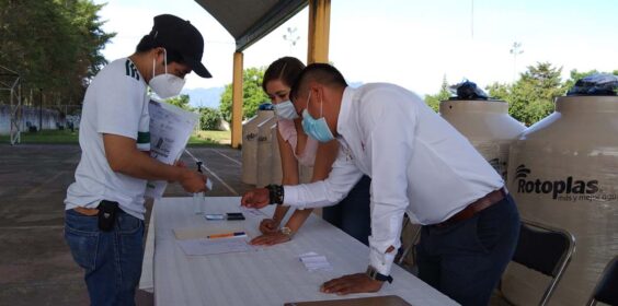 Entrega Gobierno de Teocelo en coordinación con Mariana Trinitaria apoyos a familias teocelenses