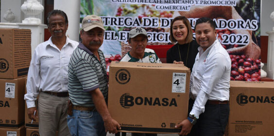 Entrega de apoyos a cafeticultores del municipio de Teocelo